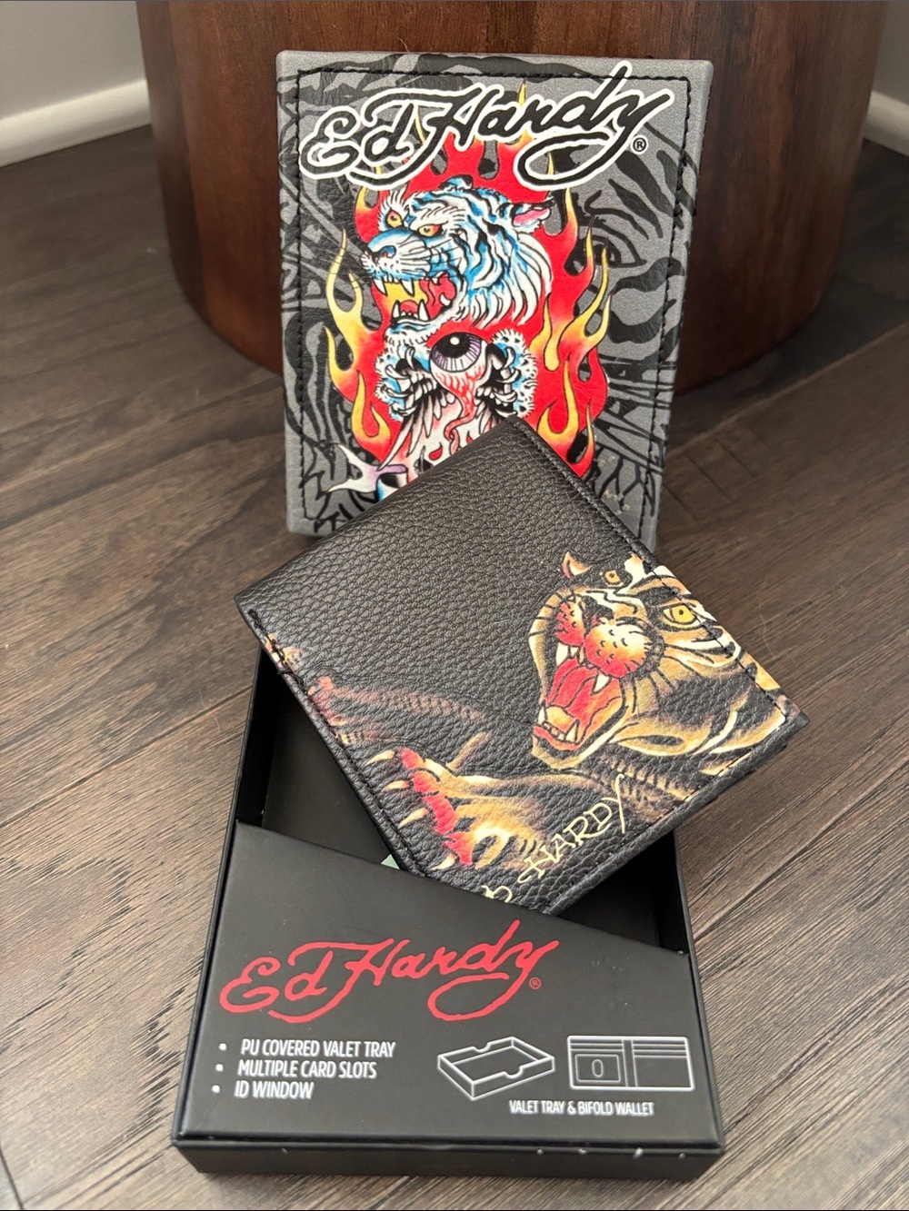Ed Hardy Tiger Bifokd 4 card slot,bill slot,ID window painted logo,gift box